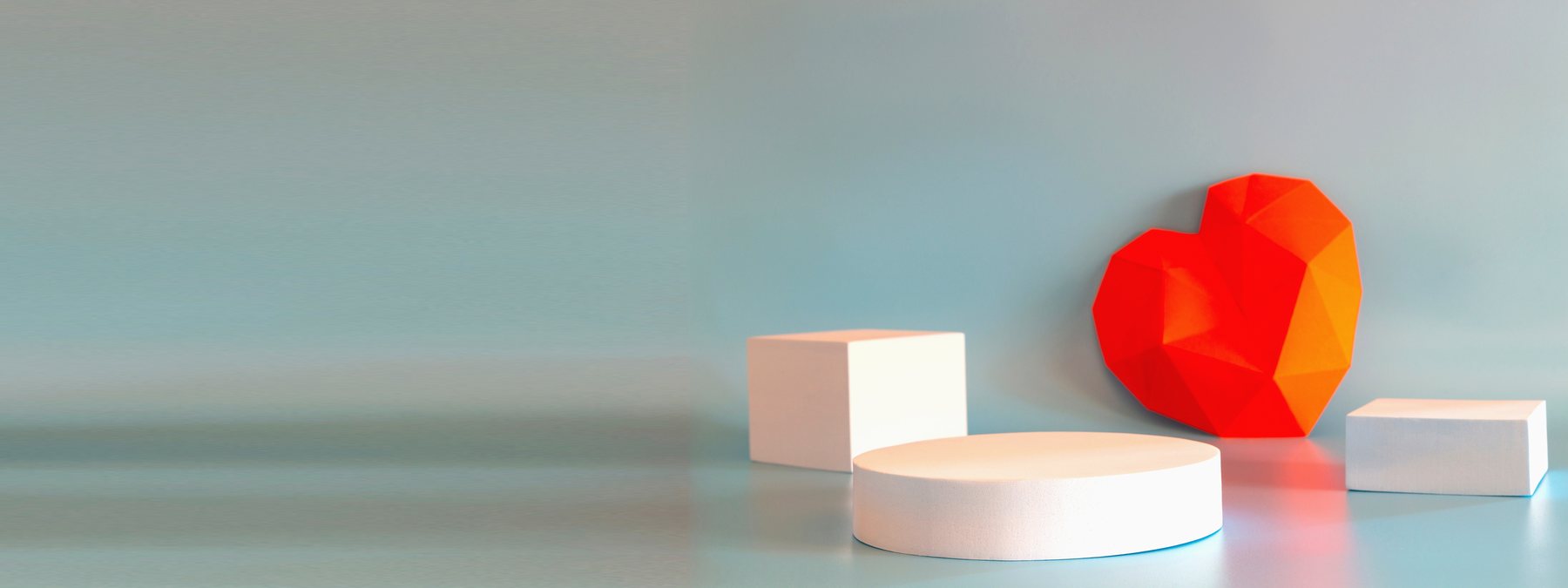 Un coeur et des podiums clairs composés dans un espace épuré