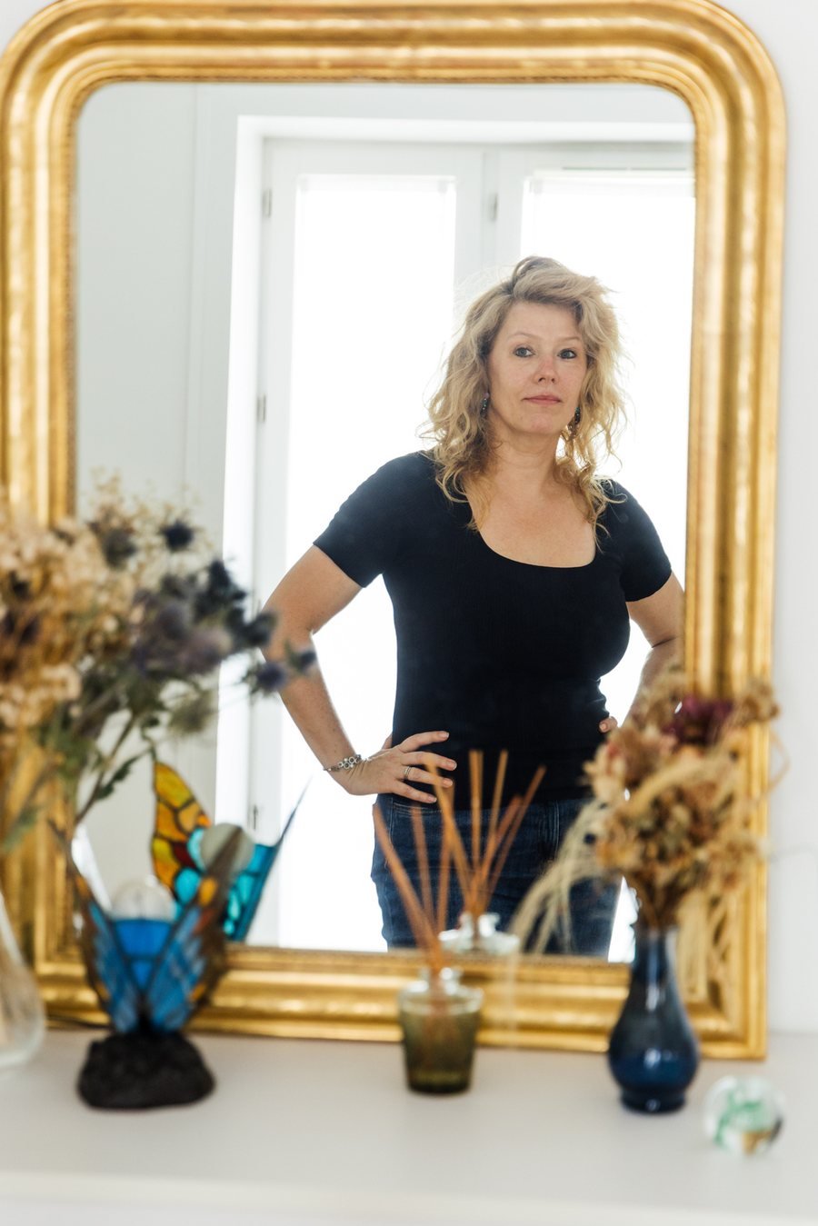 Delphine Delcroy, reflétée dans un miroir doré